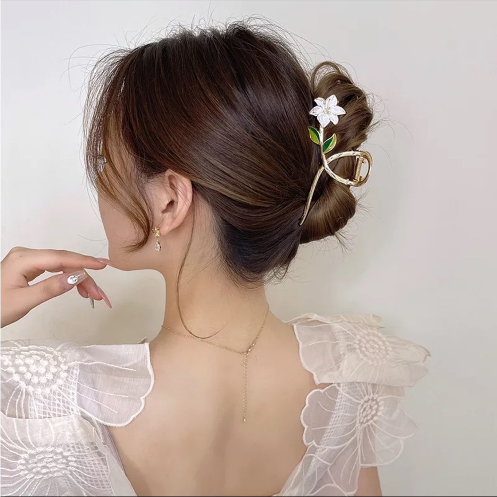 NWT Metal Hair Claw, Elegant Gold Flower Hair Clip - Picture 3 of 6